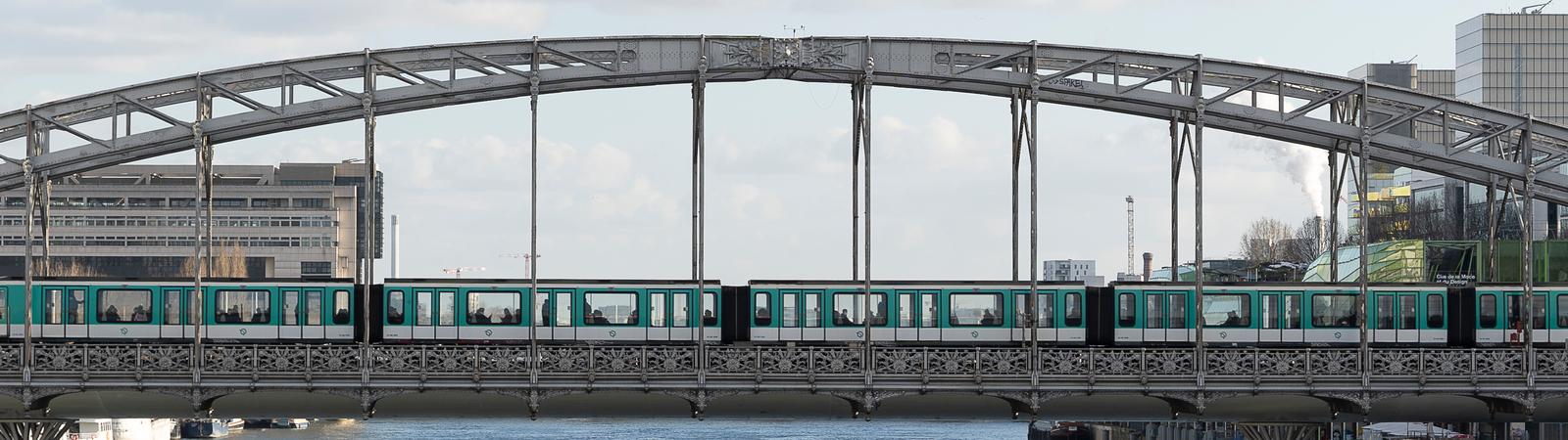 A Paris Metro train on Line 5 crosses the Viaduc d'Austerlitz.